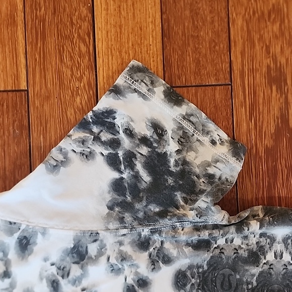 Lululemon womens Live Simply Crewneck Tee Size 8 *rare Black Roses print*  EUC - Picture 5 of 7